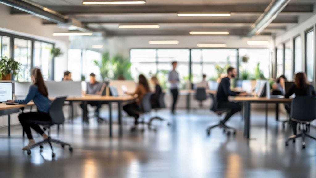 Team im modernen Büro: Zusammenarbeit im Supportbereich mit Fokus auf BIM-Softwarelösungen