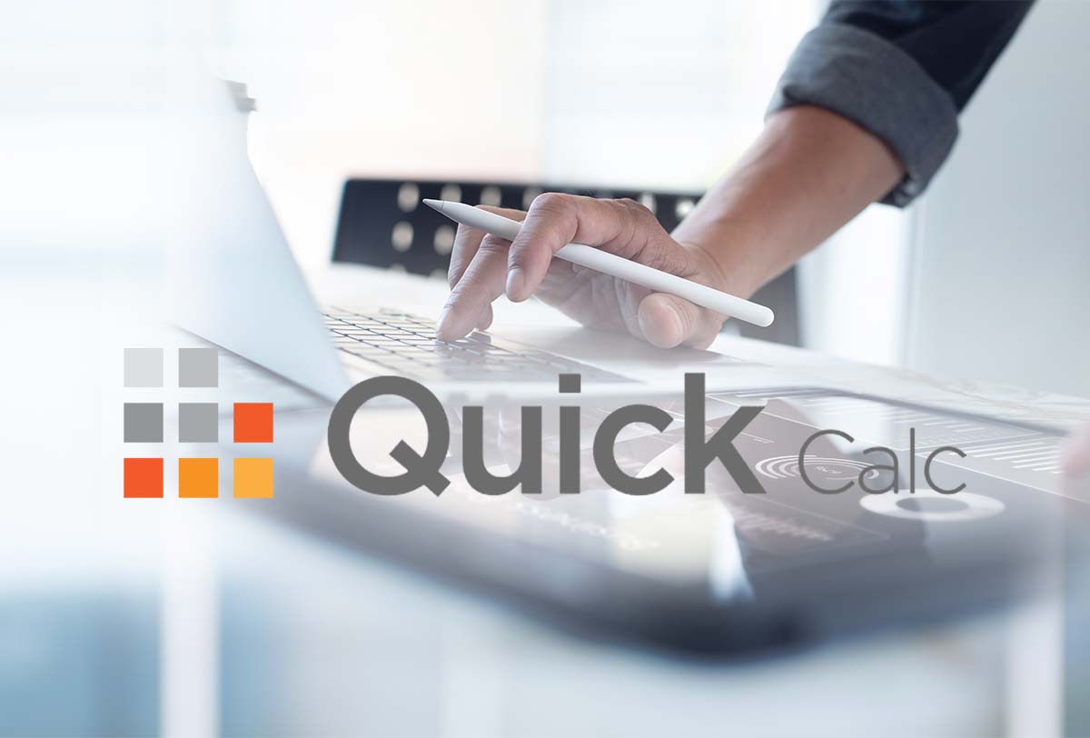 QuickCalc Logo auf modernem Architekturhintergrund – Kalkulationssoftware für Bauprojekte