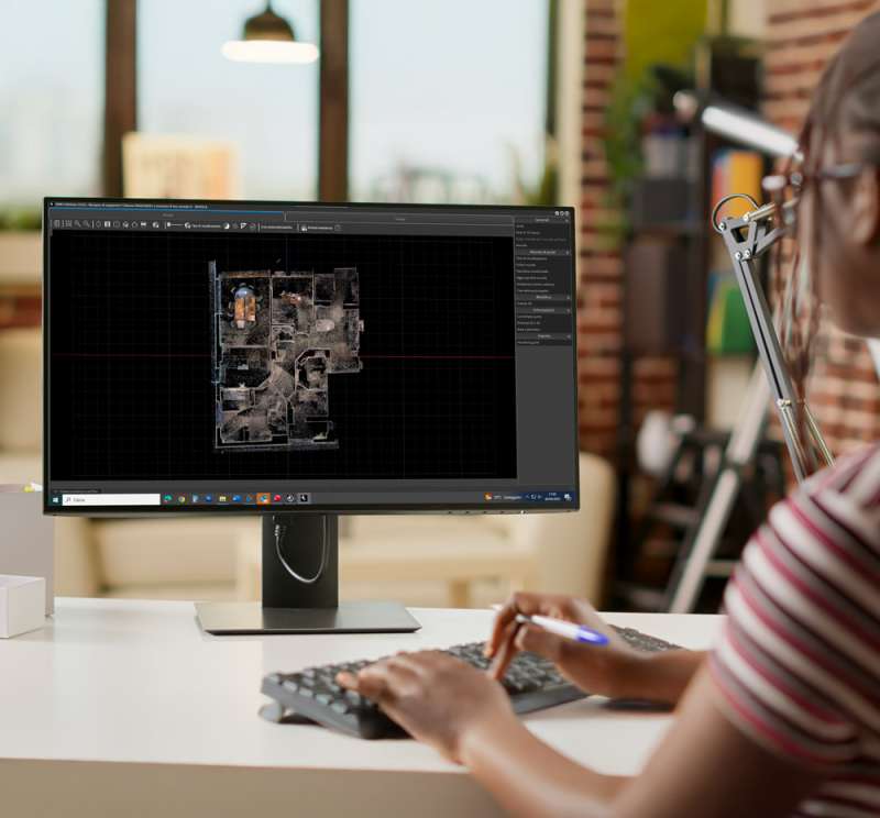 Architektin analysiert 3D Punktwolke aus SLAM Scan